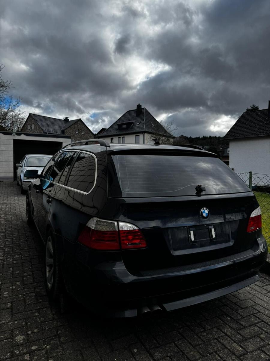 BMW 530 2009 — салон