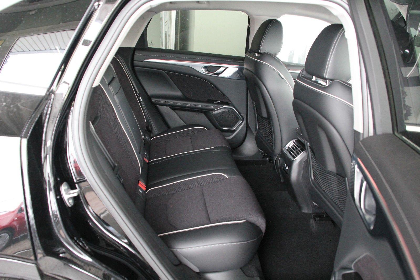 Fahrzeugabbildung GWM Wey 05 PHEV AWD Premium