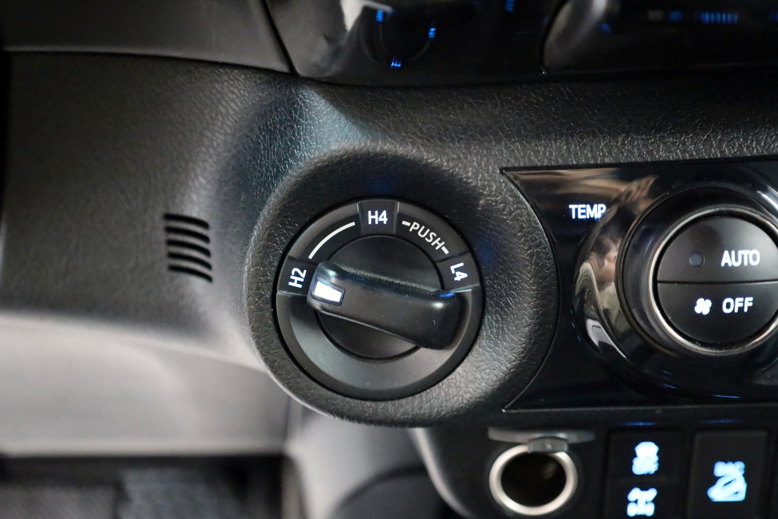 Fahrzeugabbildung Toyota Hilux Double Cab Invincible,Navi,ACC,HardTop,AHK