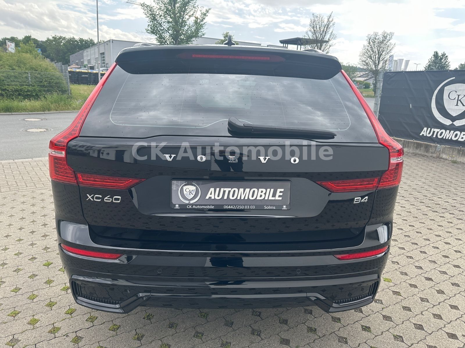 Fahrzeugabbildung Volvo XC60 R Design 2WD/Navi/Pano/Kamera/LED