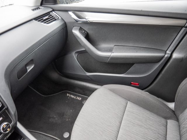 Octavia Combi 1.6 TDI Style PDC SHZ NAVI LED