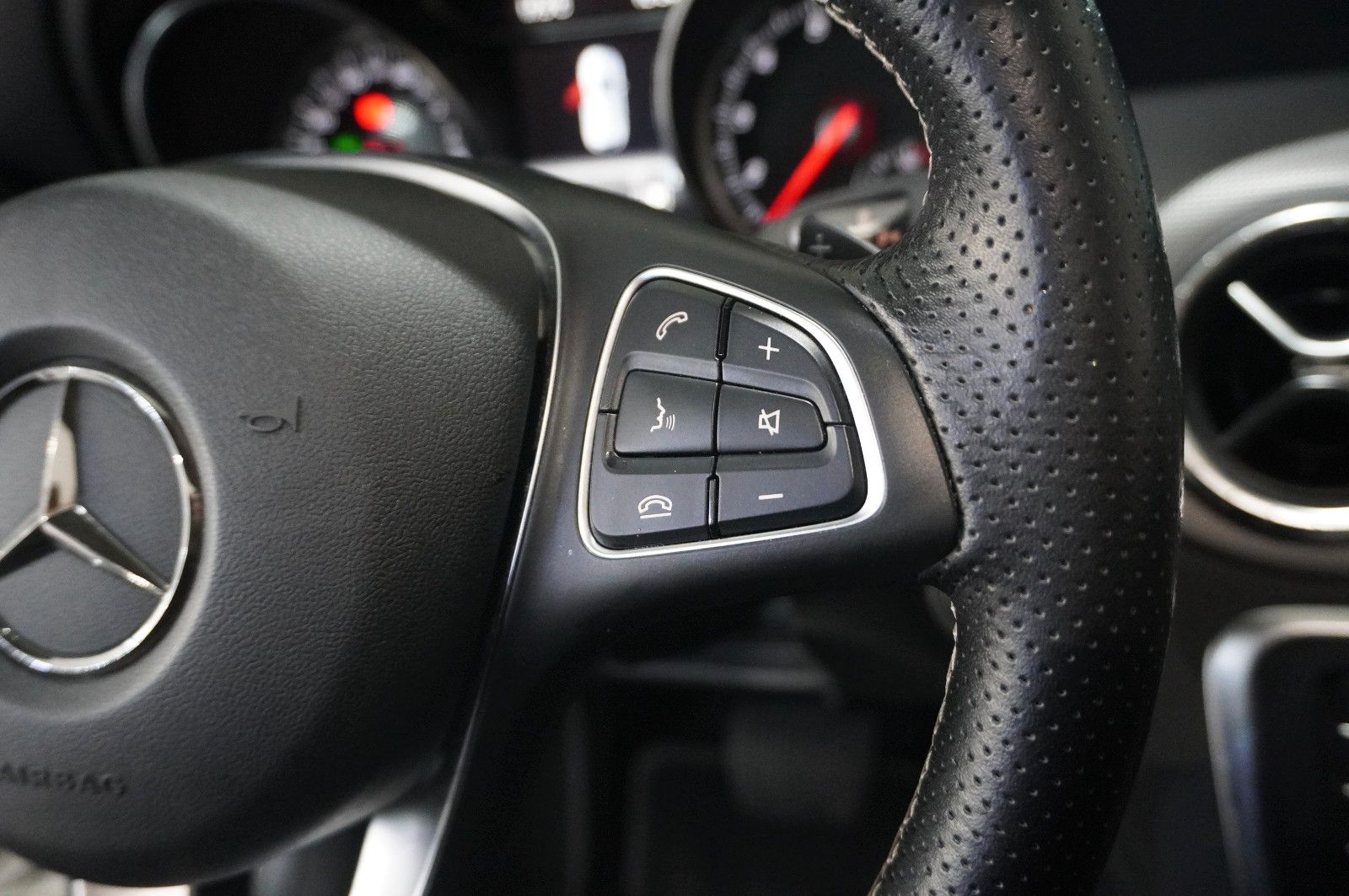 Fahrzeugabbildung Mercedes-Benz CLA 200 SB URBAN 7G-DCT NAVI/LED/PANO./SHZ/SPORT