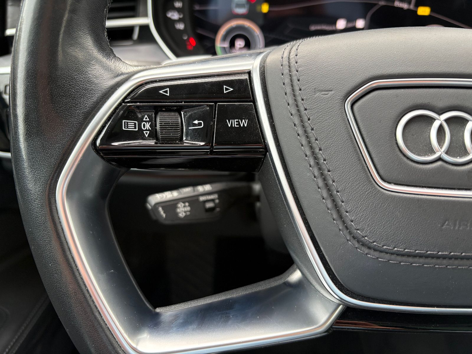 Fahrzeugabbildung Audi A8 60 TFSI e L quattro/Chauffeur-Paket/Fond-TV/