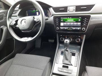 Skoda Superb Combi 2,0 TDI DSG Style Navi LED AHK Stan