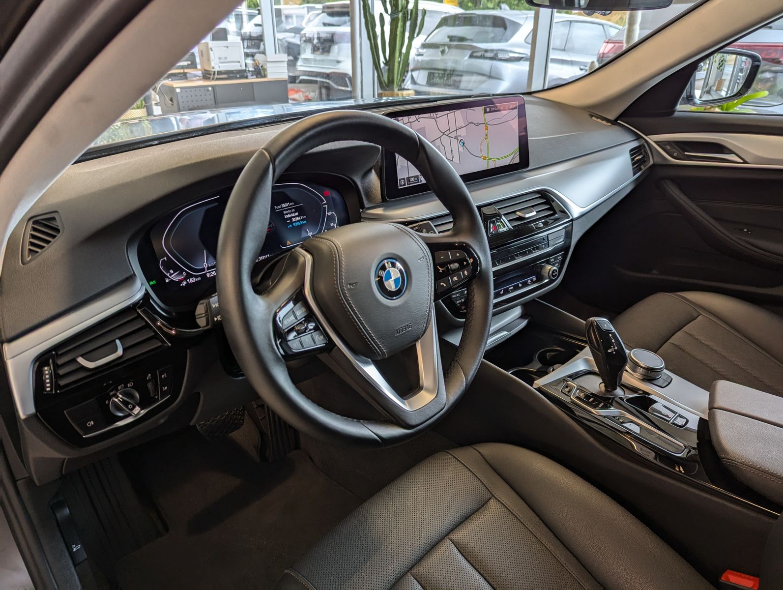 BMW 530 e Frozen-Dark Shadow LED Kamera AHK 4-Zonen - Image 24