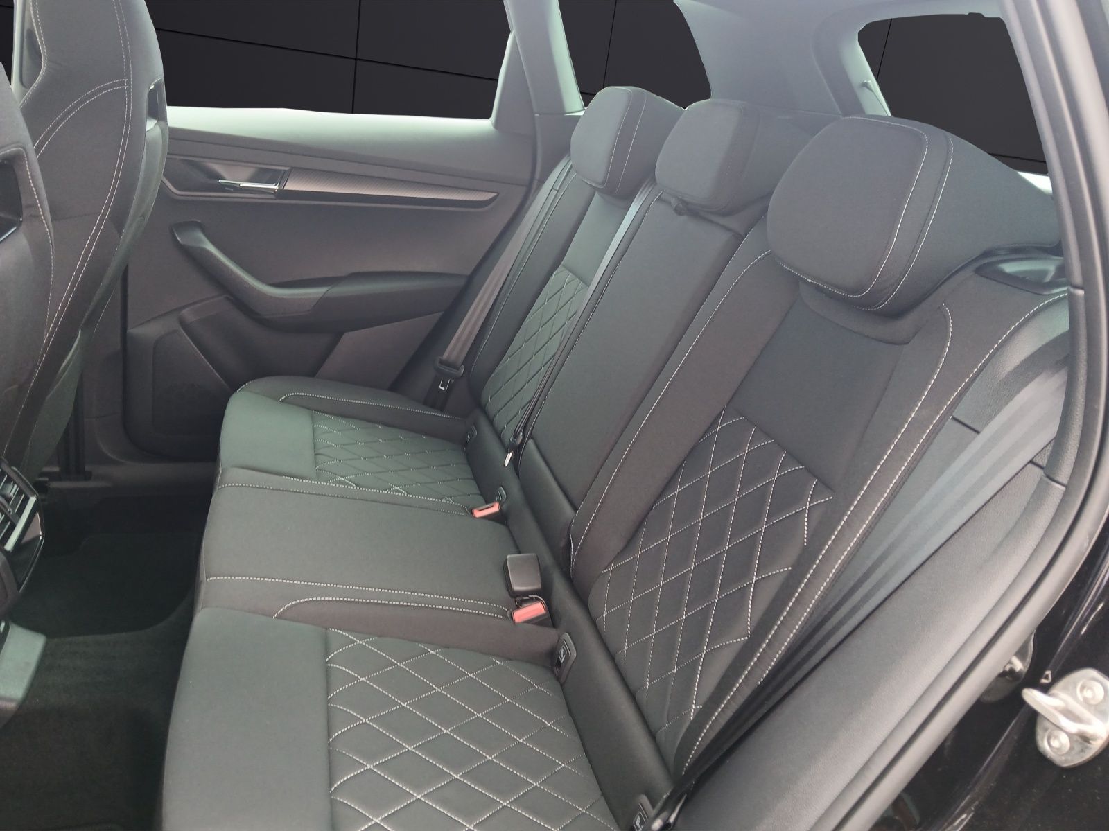 Fahrzeugabbildung SKODA Karoq TSI Sportline DSG LED AHK Navi ACC PDC SH