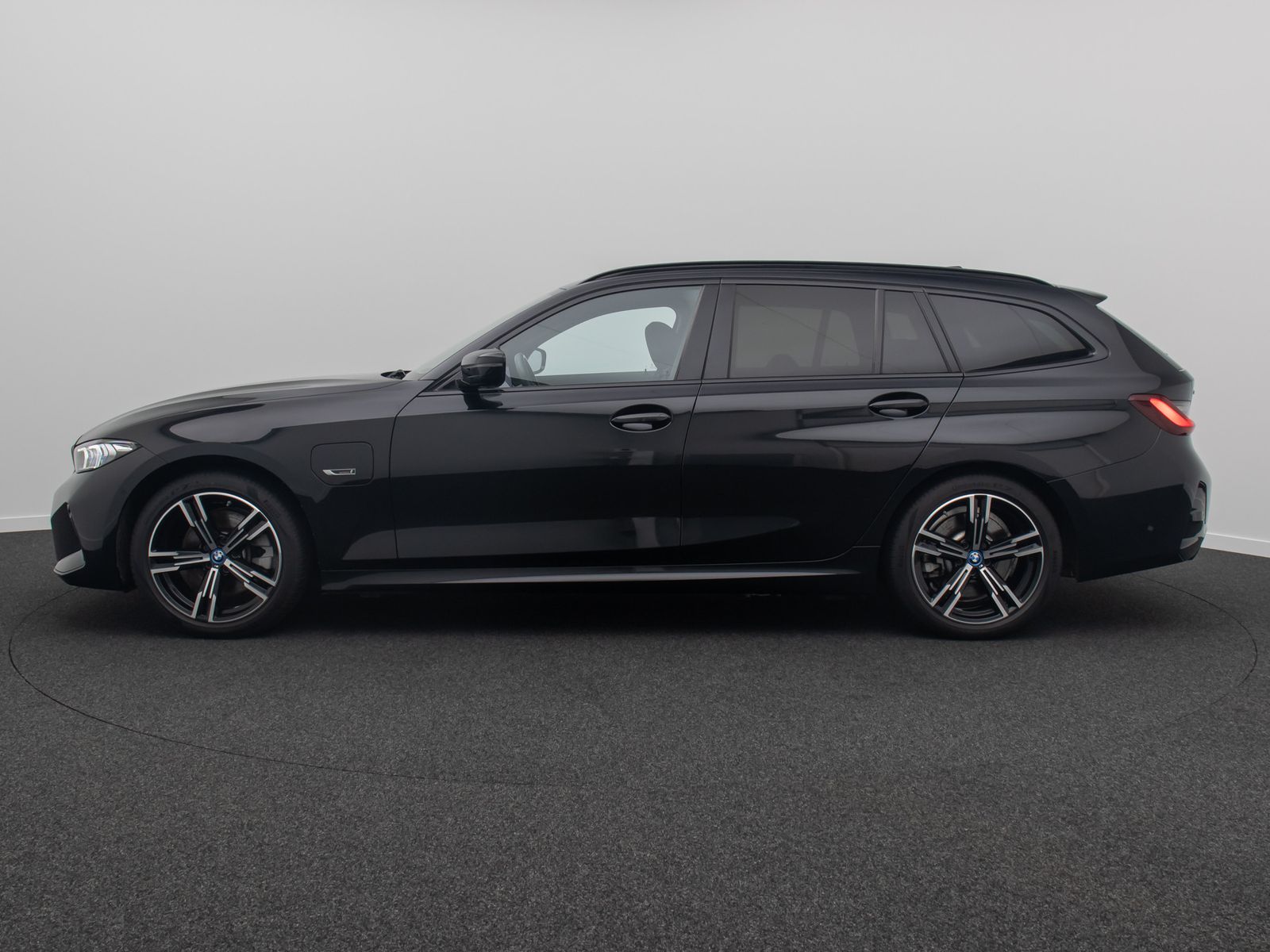 Fahrzeugabbildung BMW 330e xD M Sport HUD DAB Kamera Komfort 18Zoll