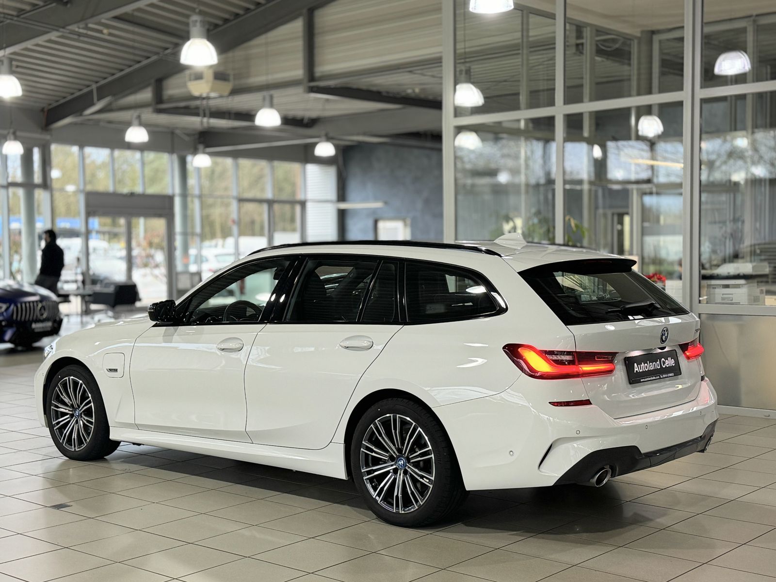 Fahrzeugabbildung BMW 320e M Sport Panoram Kamera HUD DAB HiFi Komfort