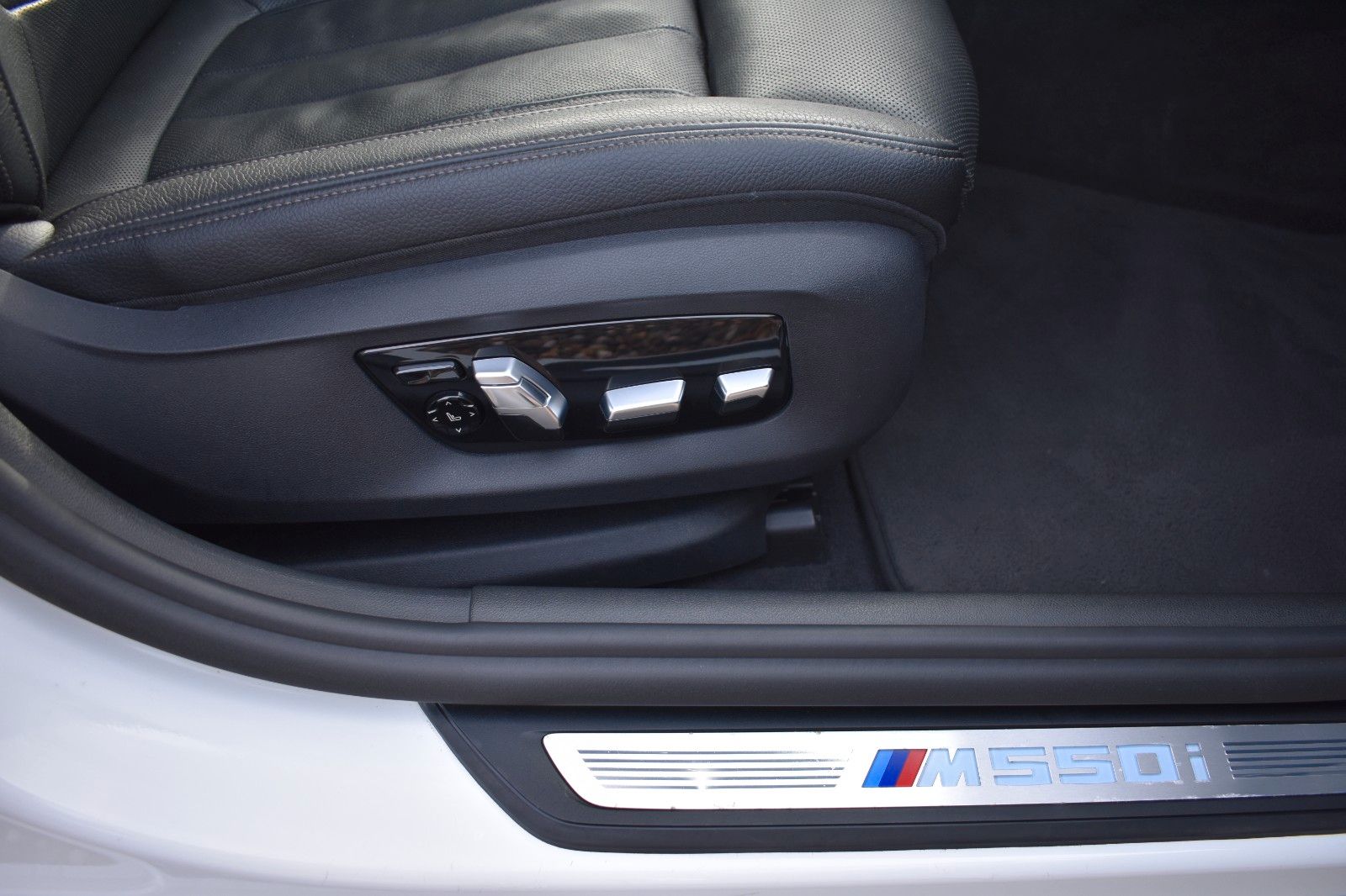 Fahrzeugabbildung BMW M550 i Limo. xDrive DAB Gestik Massage HUD ATM