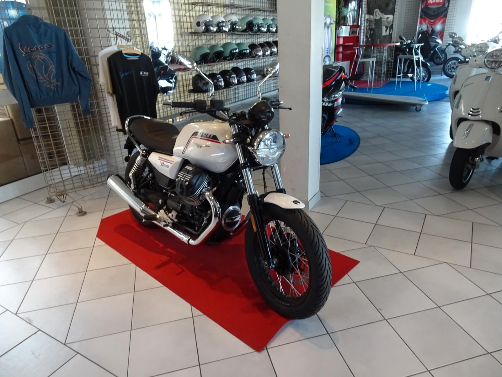Moto Guzzi V7 Special-MY25-GUZZIAKTION-