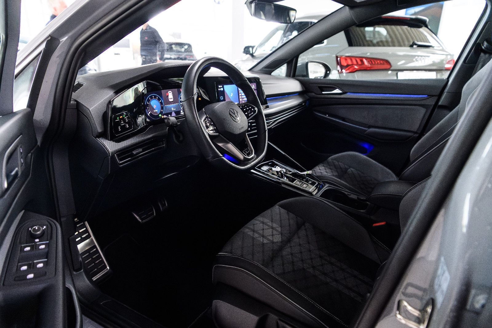 Fahrzeugabbildung Volkswagen Golf VIII R-Line 1.5 eTSI LED+KAMERA+APP+SHZ