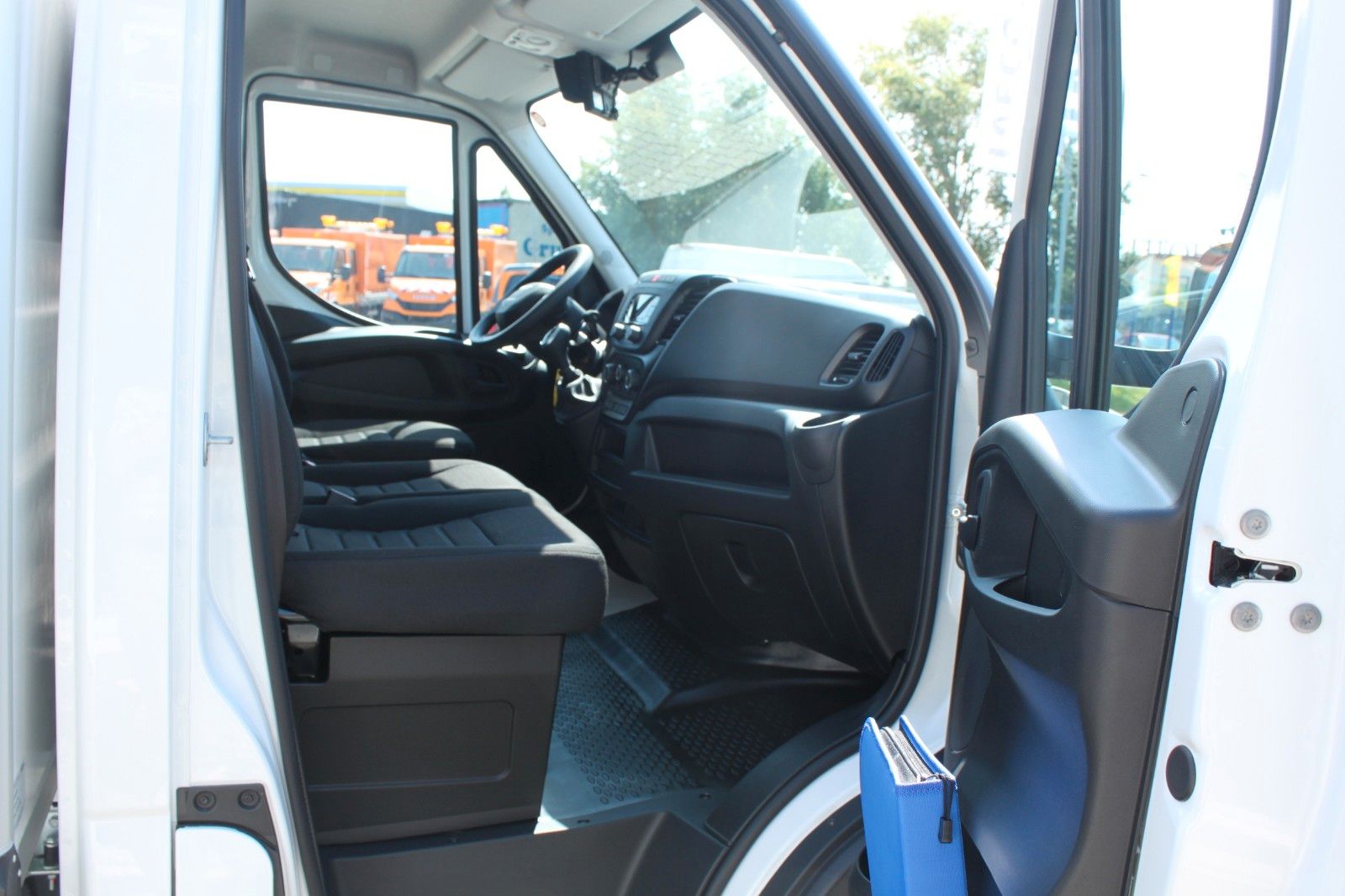 Fahrzeugabbildung Iveco Daily 35S14HEA8 Koffer Ladebordwand