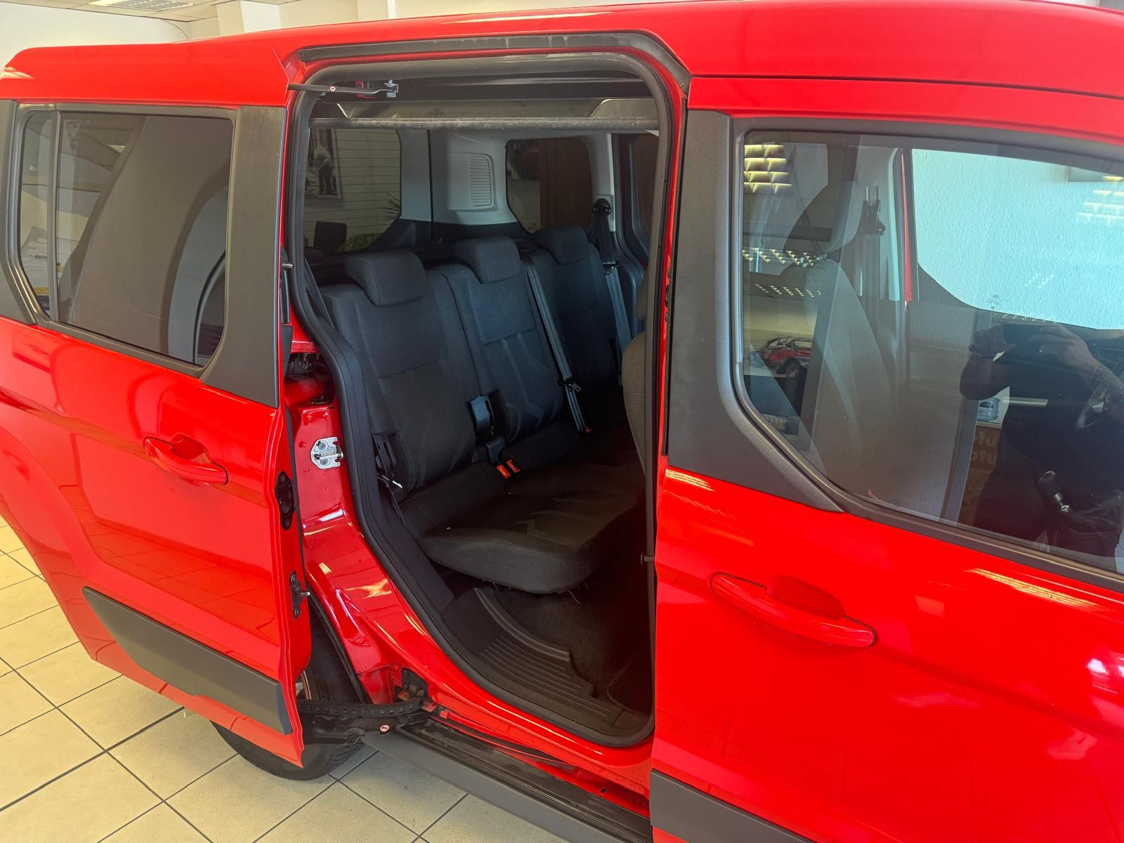 Fahrzeugabbildung Ford Tourneo Connect / KLIMA / PDC / WINTERPAKET