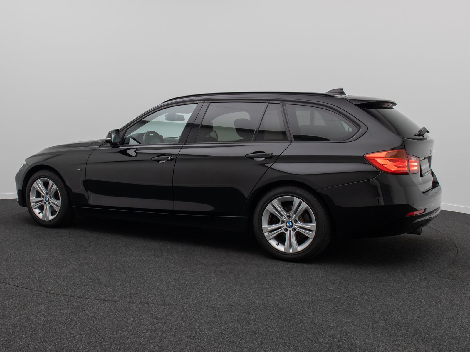 Fahrzeugabbildung BMW 320d Sport Line PDC Bi-Xenon HiFi NaviPro Lordos