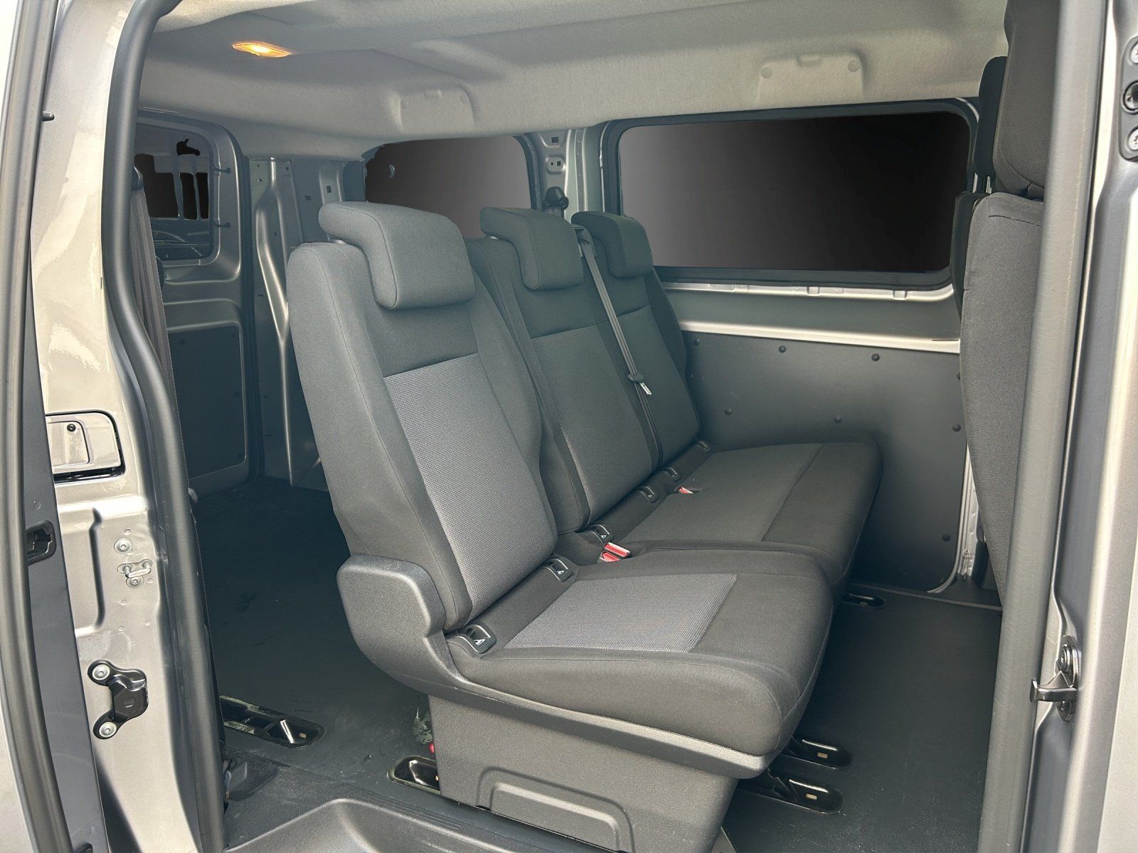 Fahrzeugabbildung Opel Vivaro 1.5 D S (L1) PDC/GRA/AHK/6-Sitzer/