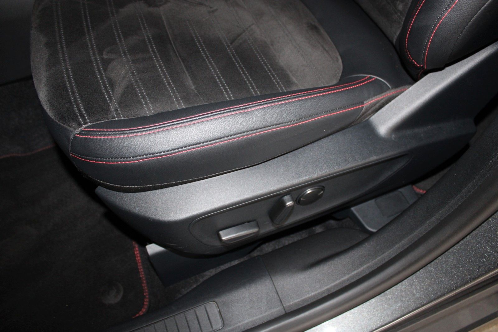 Fahrzeugabbildung Ford Kuga ST-Line X LED B&O HUD ACC WinterPaket Panod