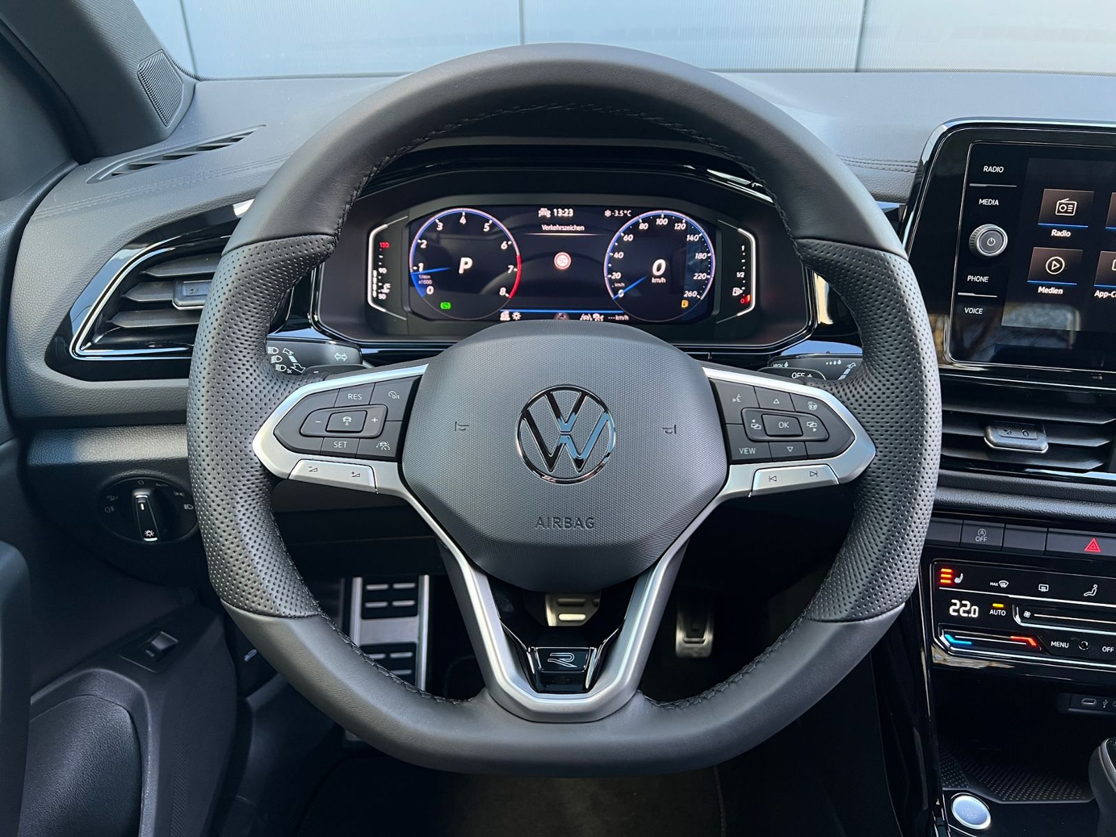 Fahrzeugabbildung Volkswagen T-Roc R-Line 1.5 TSI DSG *AHK, Pano, Black Style