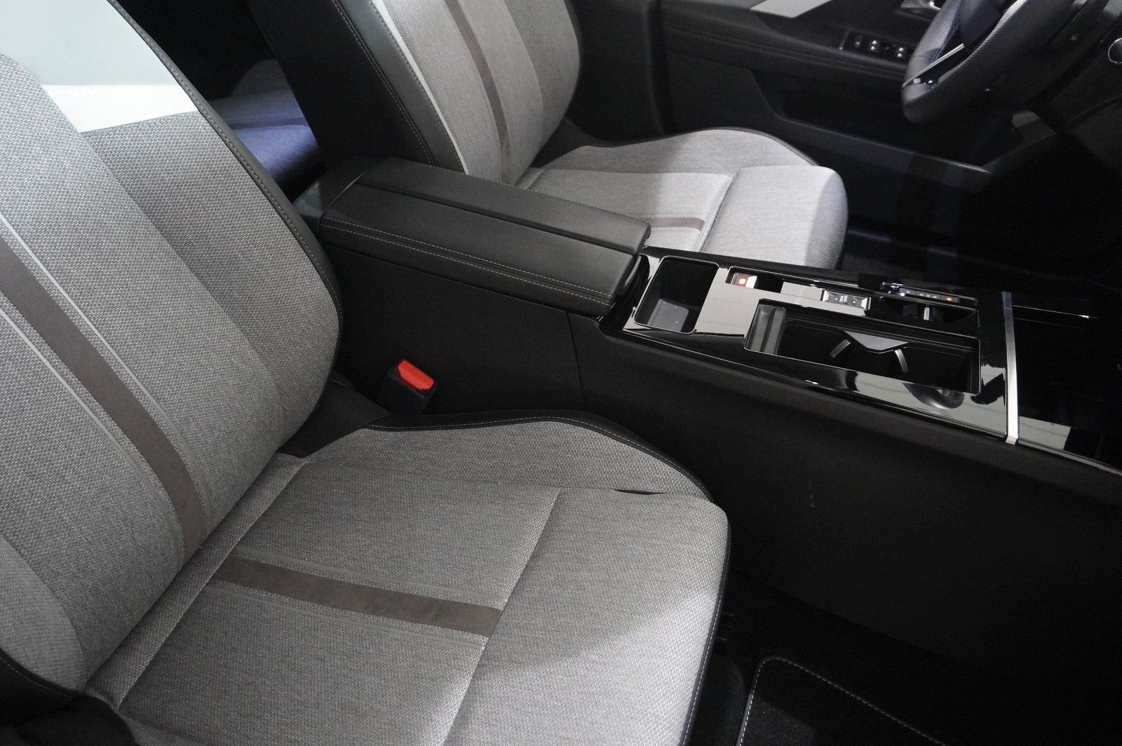 Fahrzeugabbildung Opel Astra L Lim. 1.6 HYBRID ELEGANCE NAVI/LED/KAMERA