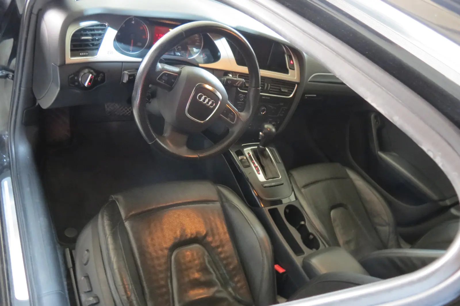 Audi A4 2011 — photo 19