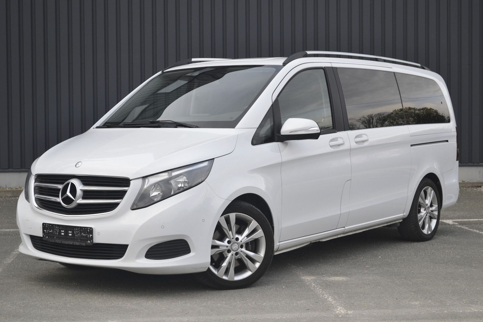 MERCEDES-BENZ V 220 EDITION lang Navi Kamera Standheizung AHK