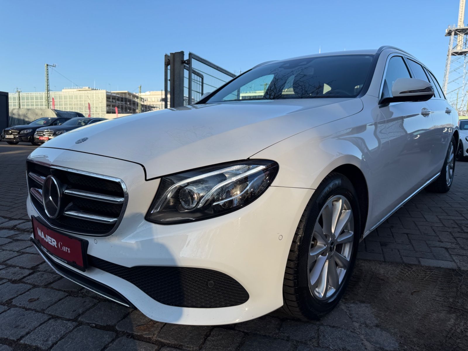 Fahrzeugabbildung Mercedes-Benz E 220 4Matic*MULTIBEAM*360°KAMERA*WIDESCREEN*PDC