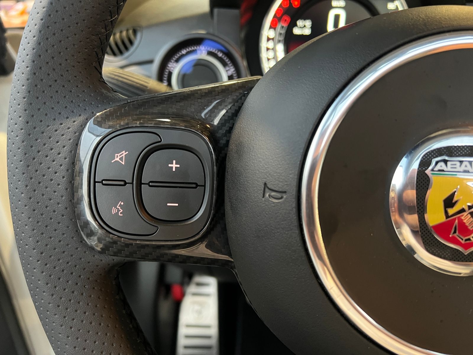 Fahrzeugabbildung Abarth 695C KLIMA LEDER NAV DAB PDC ALU