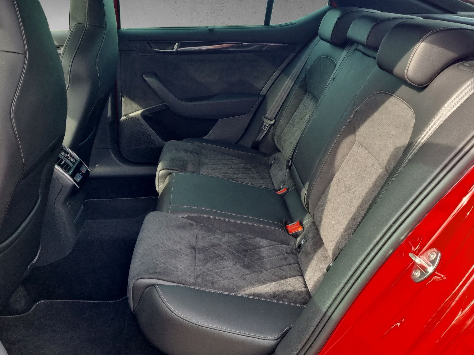 Fahrzeugabbildung SKODA Superb Lim. Sportline 4x4 2,0 TSI Pano Navi AHK