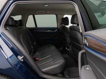 Fahrzeugabbildung BMW 520d xD Luxury Line Kamera HUD DAB HiFi DisplKey