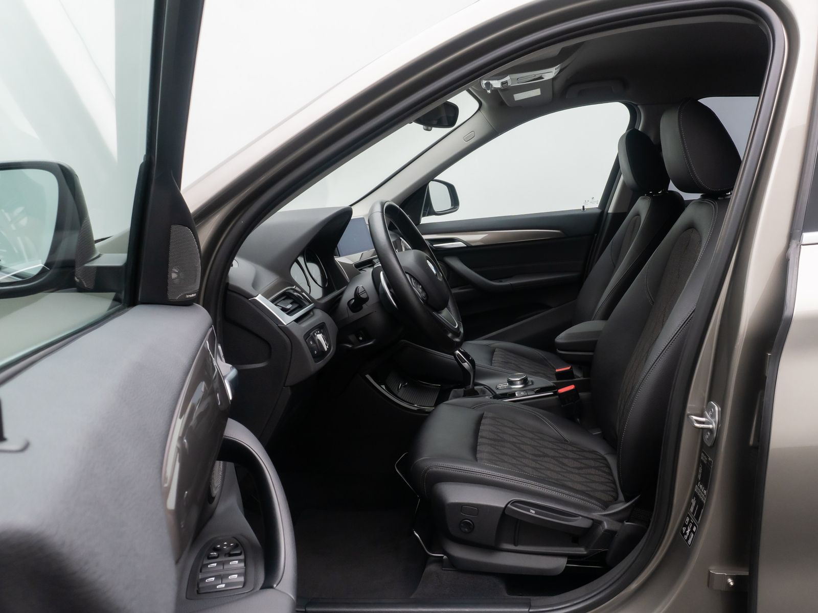 Fahrzeugabbildung BMW X1xD20d xLine Kamera HUD Alarm H/K NaviPlus 18"