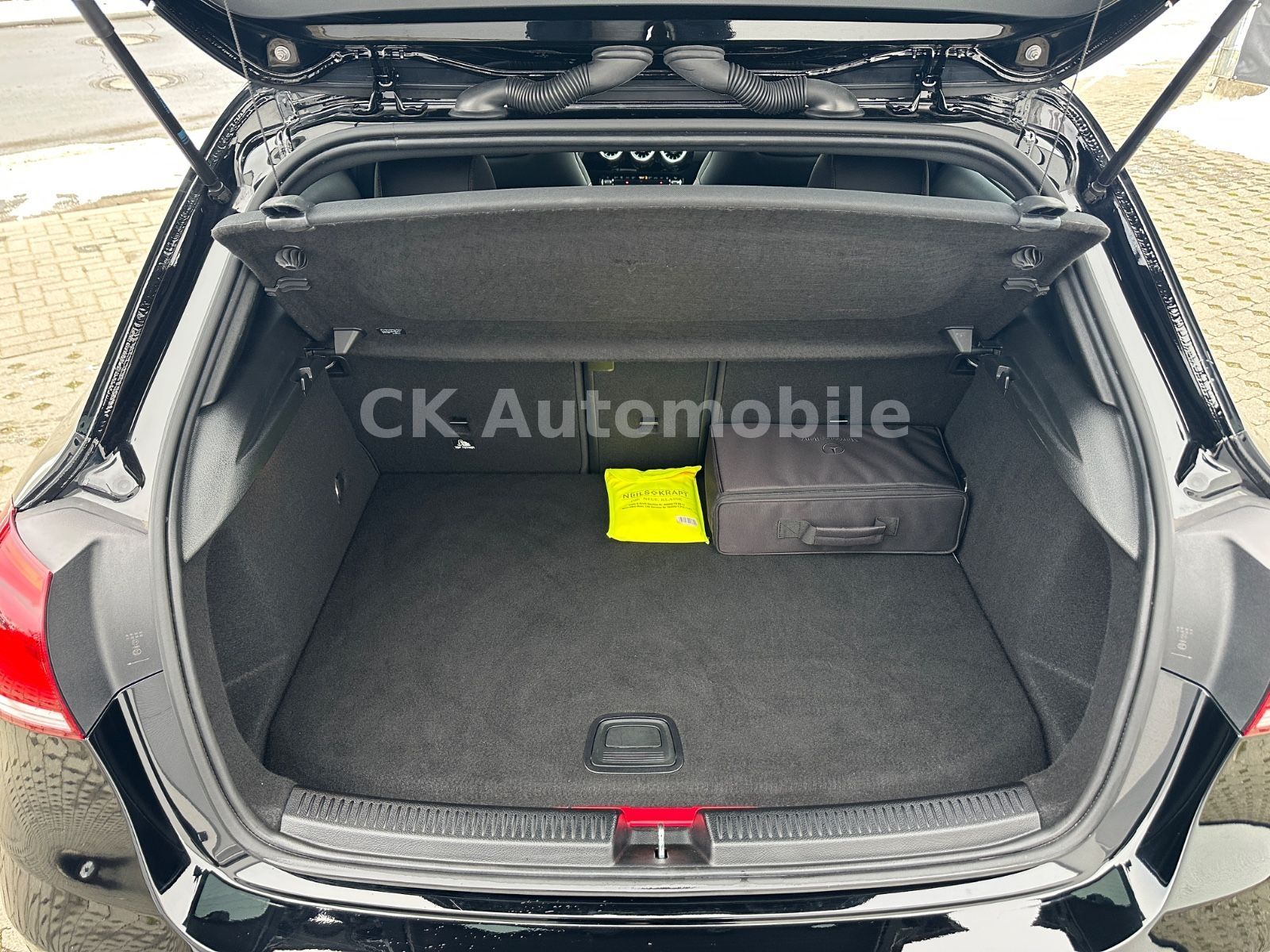 Fahrzeugabbildung Mercedes-Benz A 250e AMG-Line/Night-Paket/Navi/LED/Kamera