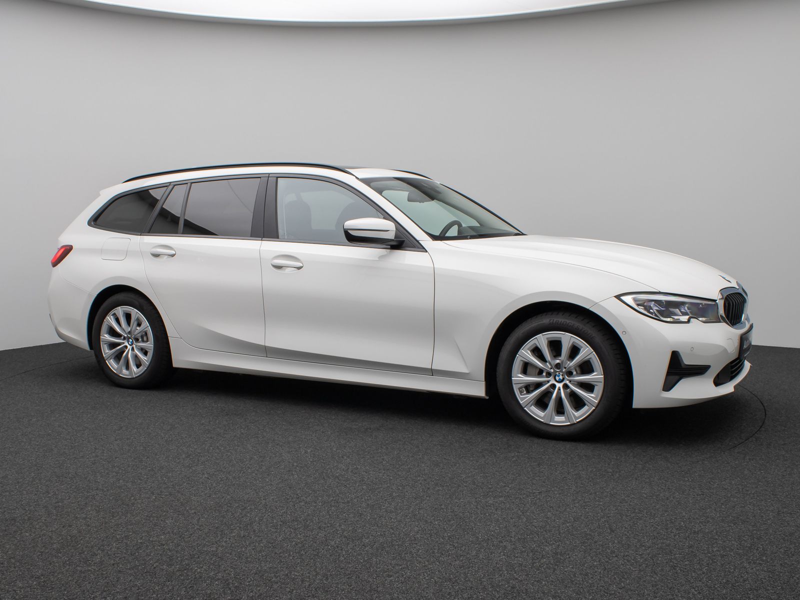 Fahrzeugabbildung BMW 330e Panorama Laser HUD DAB H/K Komfort Alarm
