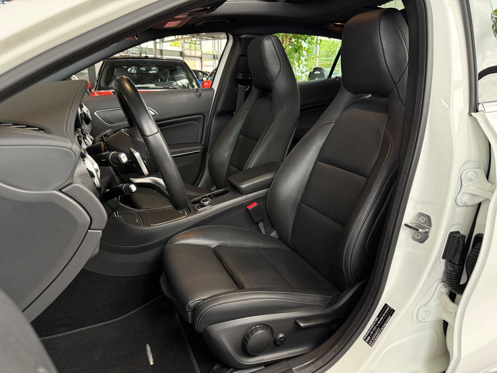 Fahrzeugabbildung Mercedes-Benz GLA 250 4Matic AMG Line AHK PANO 360°