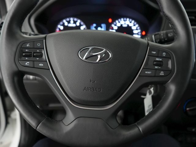 i20 YES! BLUE+RÜCKFAHRKAMERA+SITZHEIZUNG+LENKRAD
