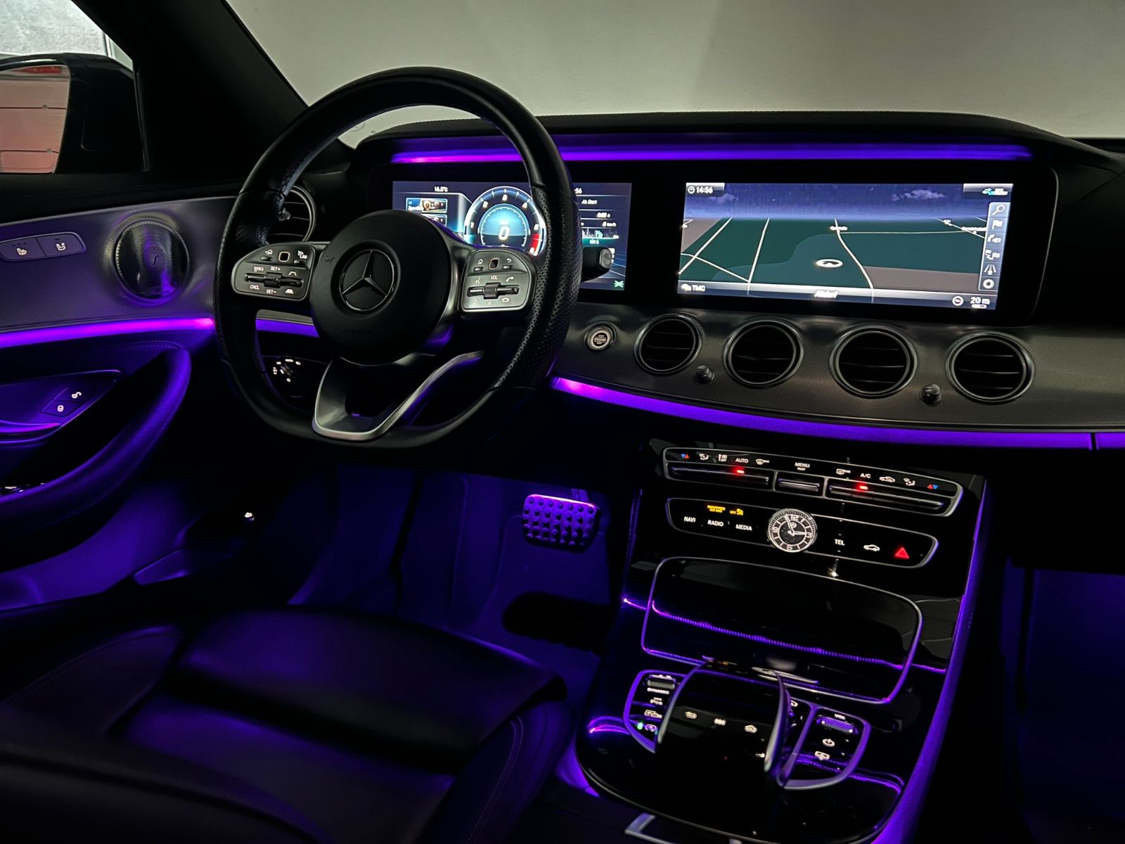 Fahrzeugabbildung Mercedes-Benz E 350 d Lim. AMG-LINE/BURMESTER/ACC/PANO/WIDE