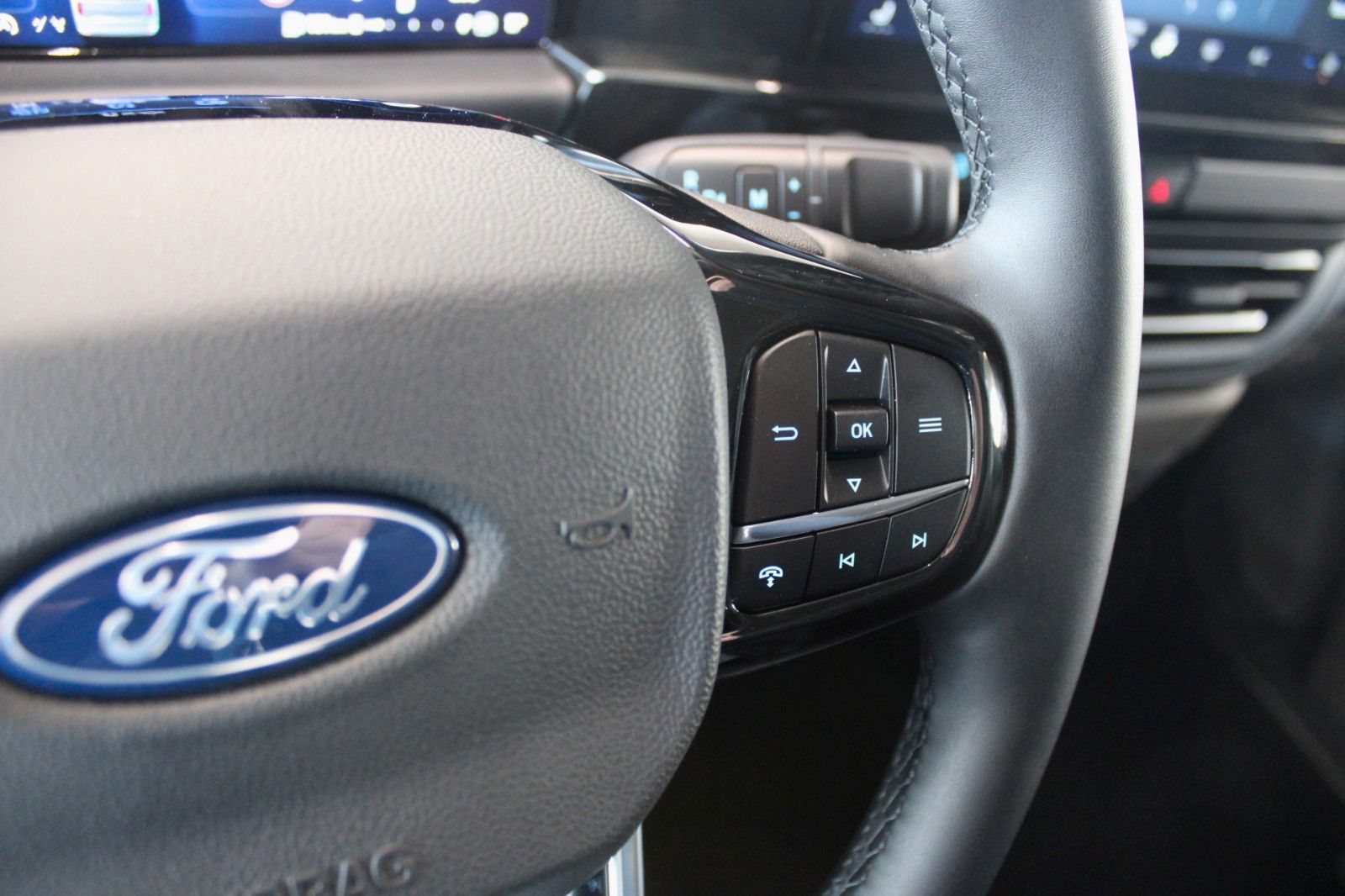Fahrzeugabbildung Ford Tourneo Custom L1 8-Sitz Titanium Aut. LED STDHZ