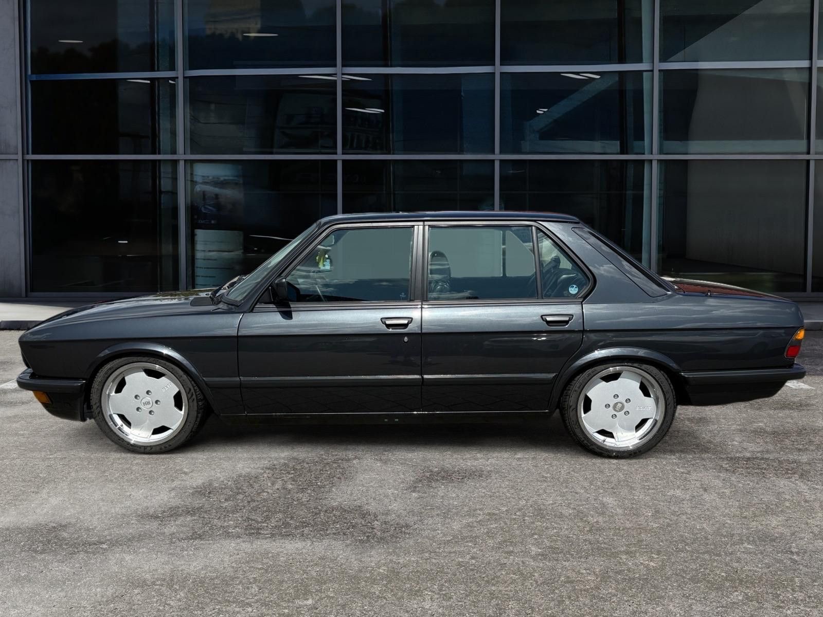 Fahrzeugabbildung BMW 535i