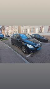 Mercedes-Benz B 150 - - schwarze Mercedes-Benz B 150