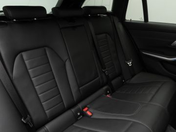 Fahrzeugabbildung BMW 330e M Sport Panorama Kamera HUD DAB HiFi Komfor