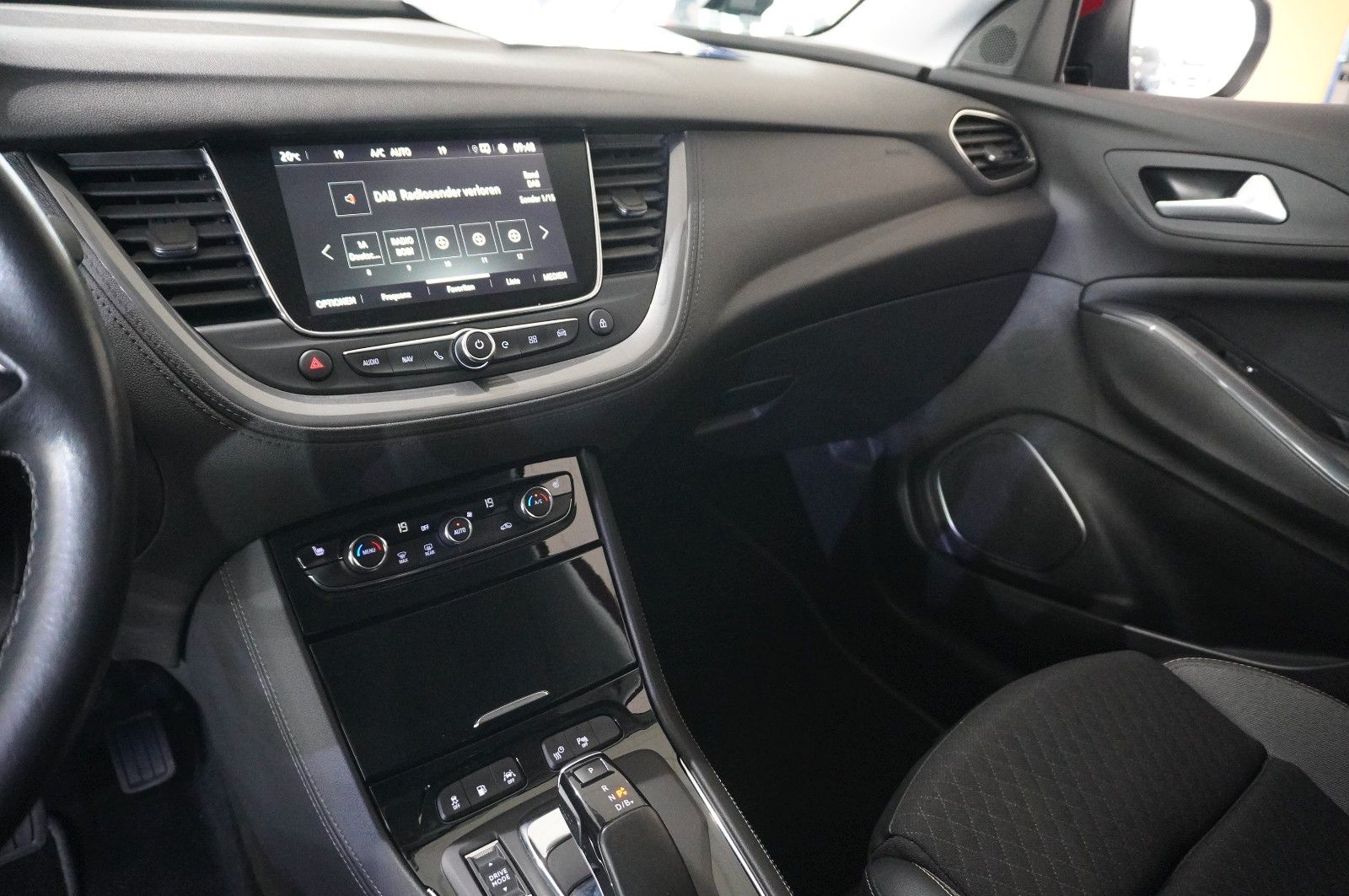 Fahrzeugabbildung Opel Grandland (X) 1.6 HYBRID ELEGAN. NAVI/KAMERA/AHK
