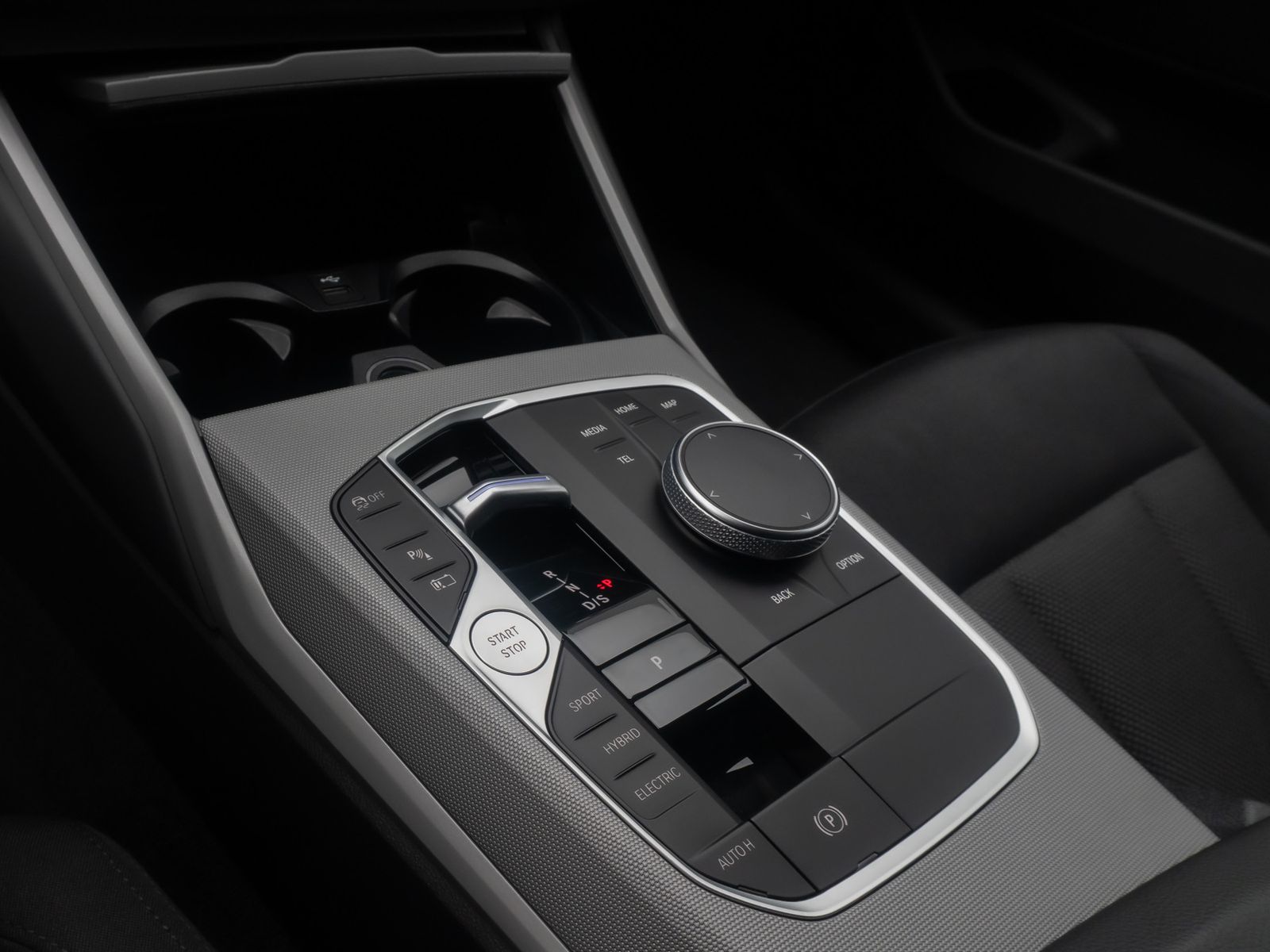 Fahrzeugabbildung BMW 320e HUD Alarm DAB Kamera GeschwindigReg Widscre