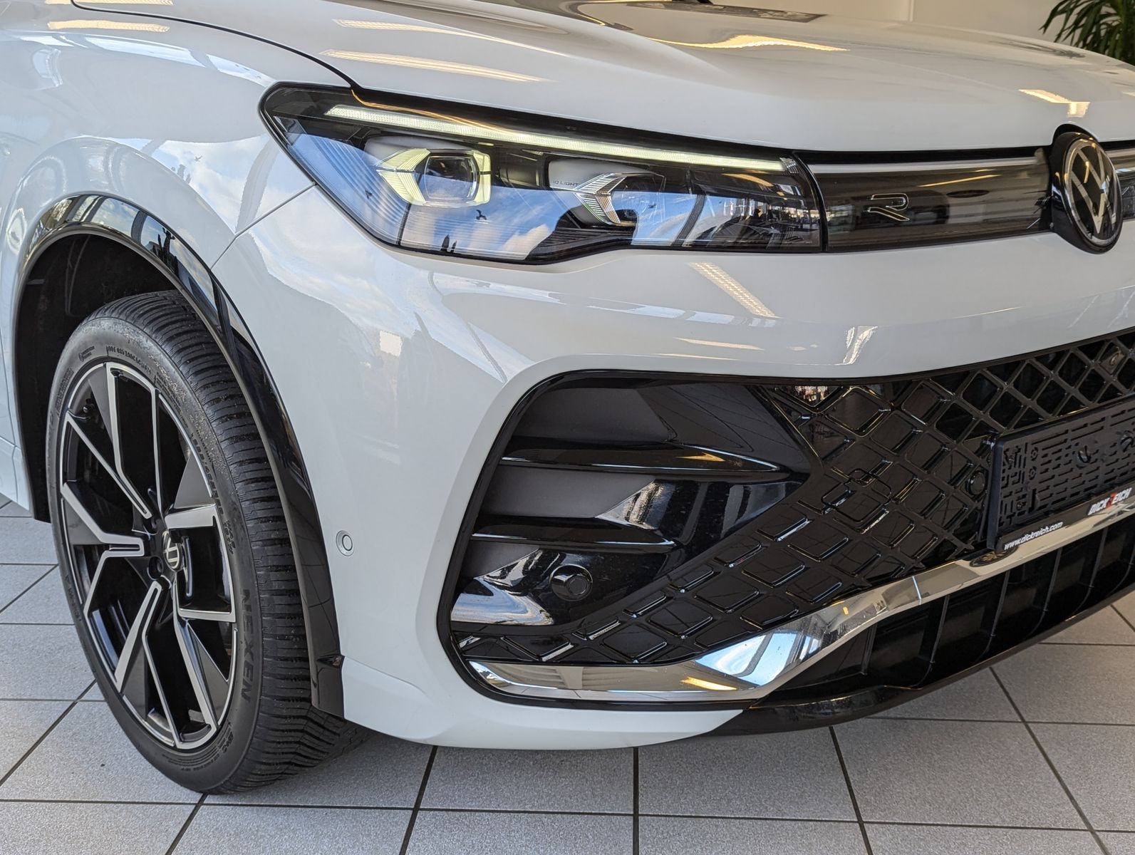 VW Tiguan 2.0TDI R-Line 4M Pano H/K AHK Matrix 20" - Image 9