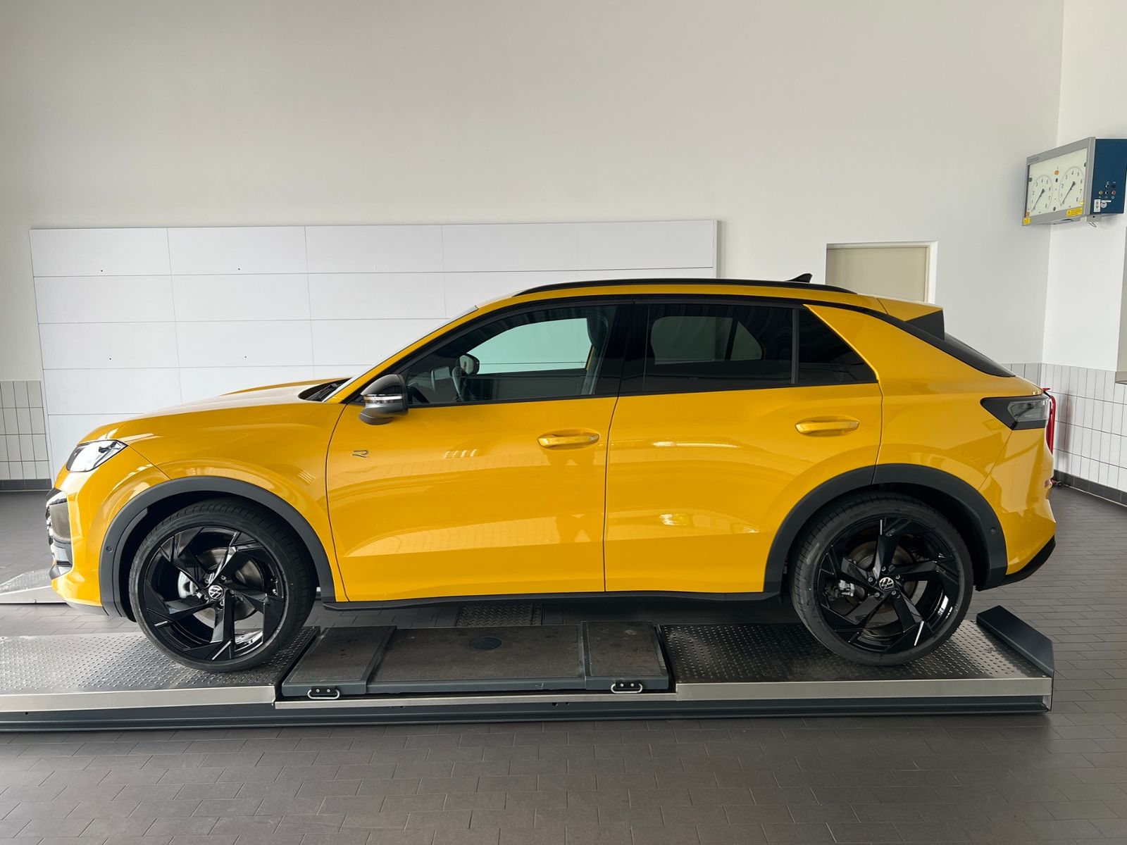 Fahrzeugabbildung Volkswagen T-Roc R-Line 1.5 eTSI DSG *BlackStyle, AHK, 20"-