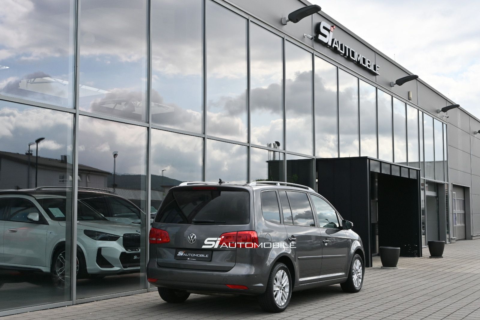 Fahrzeugabbildung Volkswagen Touran 1.2 TSI LIFE °AHK°STANDHEIZ°7-SITZE°