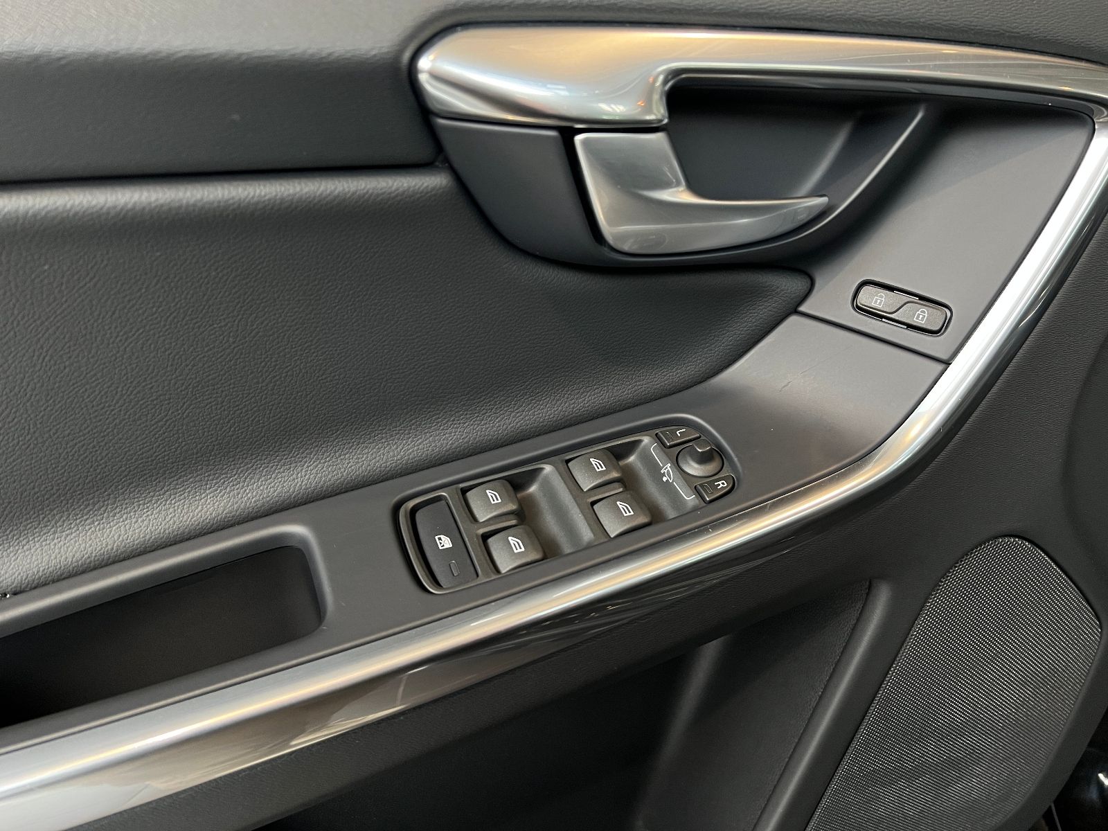 Fahrzeugabbildung Volvo XC60 Summum AWD PANO LED XENON NAVI