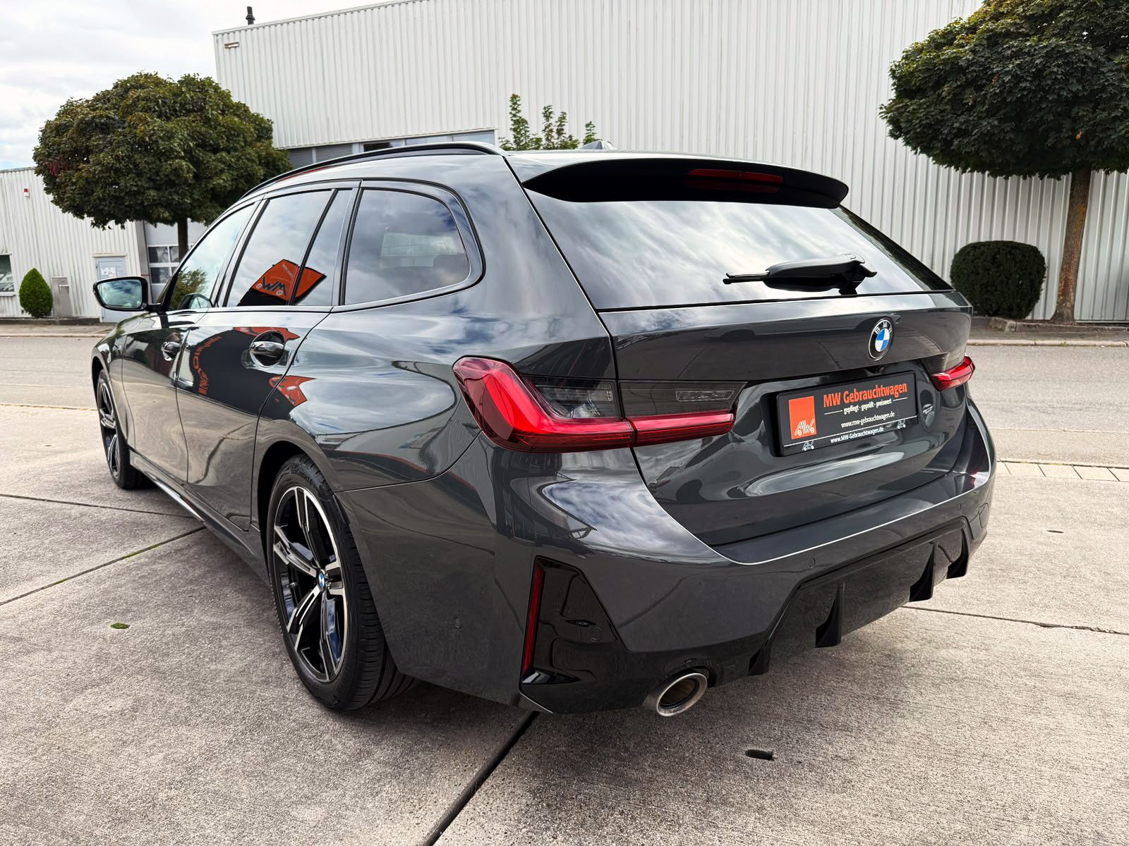 Fahrzeugabbildung BMW 320i Touring Steptr. M-Sport PANO LED KAM H&K BT