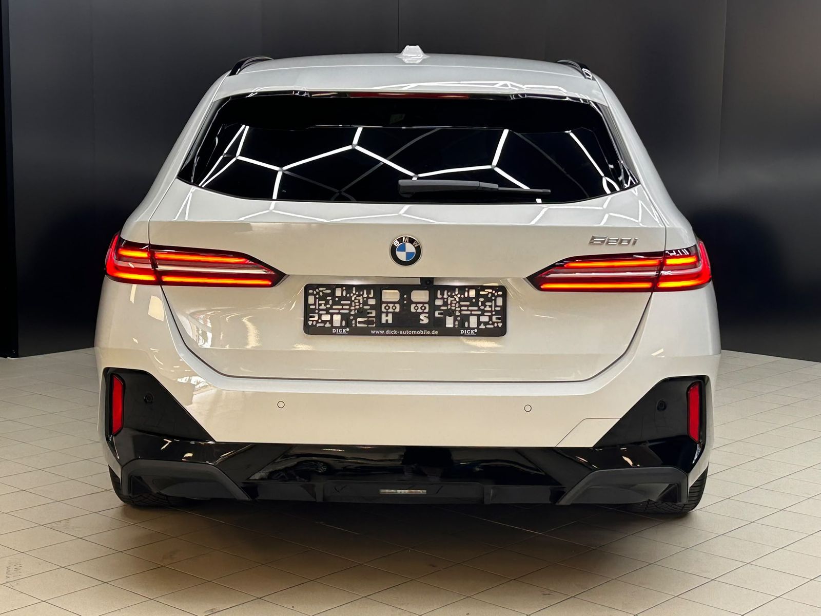 Fahrzeugabbildung BMW 520 T Sport Aut M PAKET+SCHADO+HEAD+H&K+360+AHK+