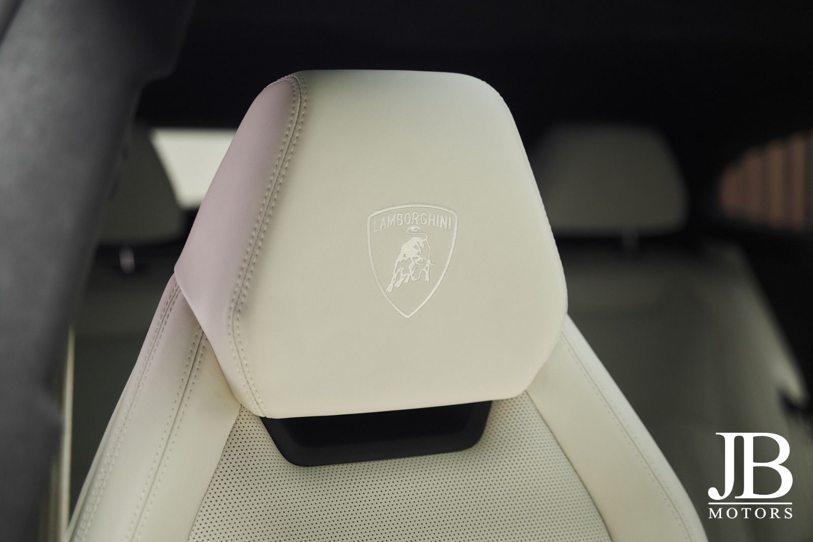 Fahrzeugabbildung Lamborghini Urus SE Panorama 3D B&O Carbon 23 Zoll
