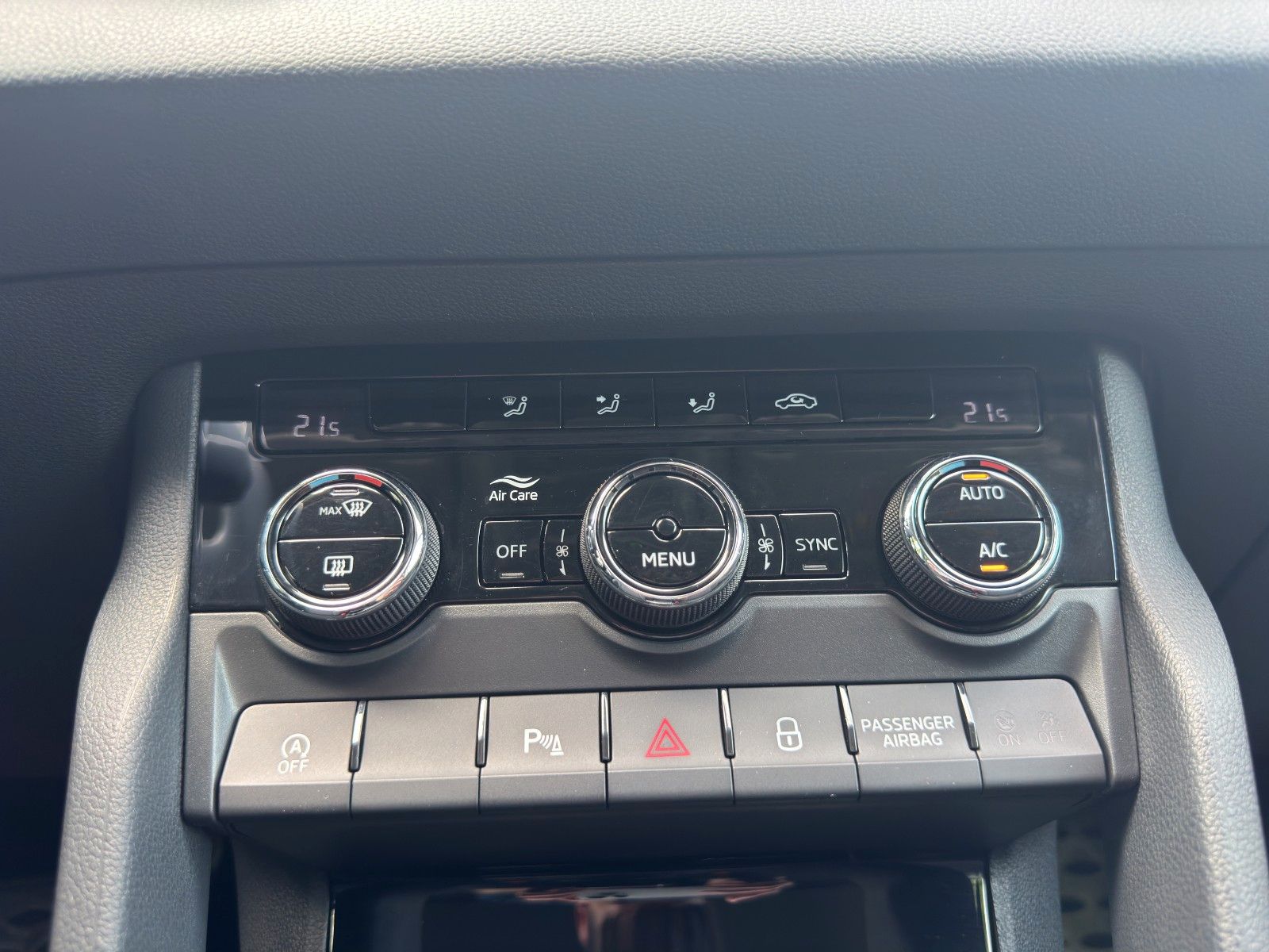 Fahrzeugabbildung SKODA Karoq 1.5L*DSG*AHK*Navi*LED*Kamera*TOP**