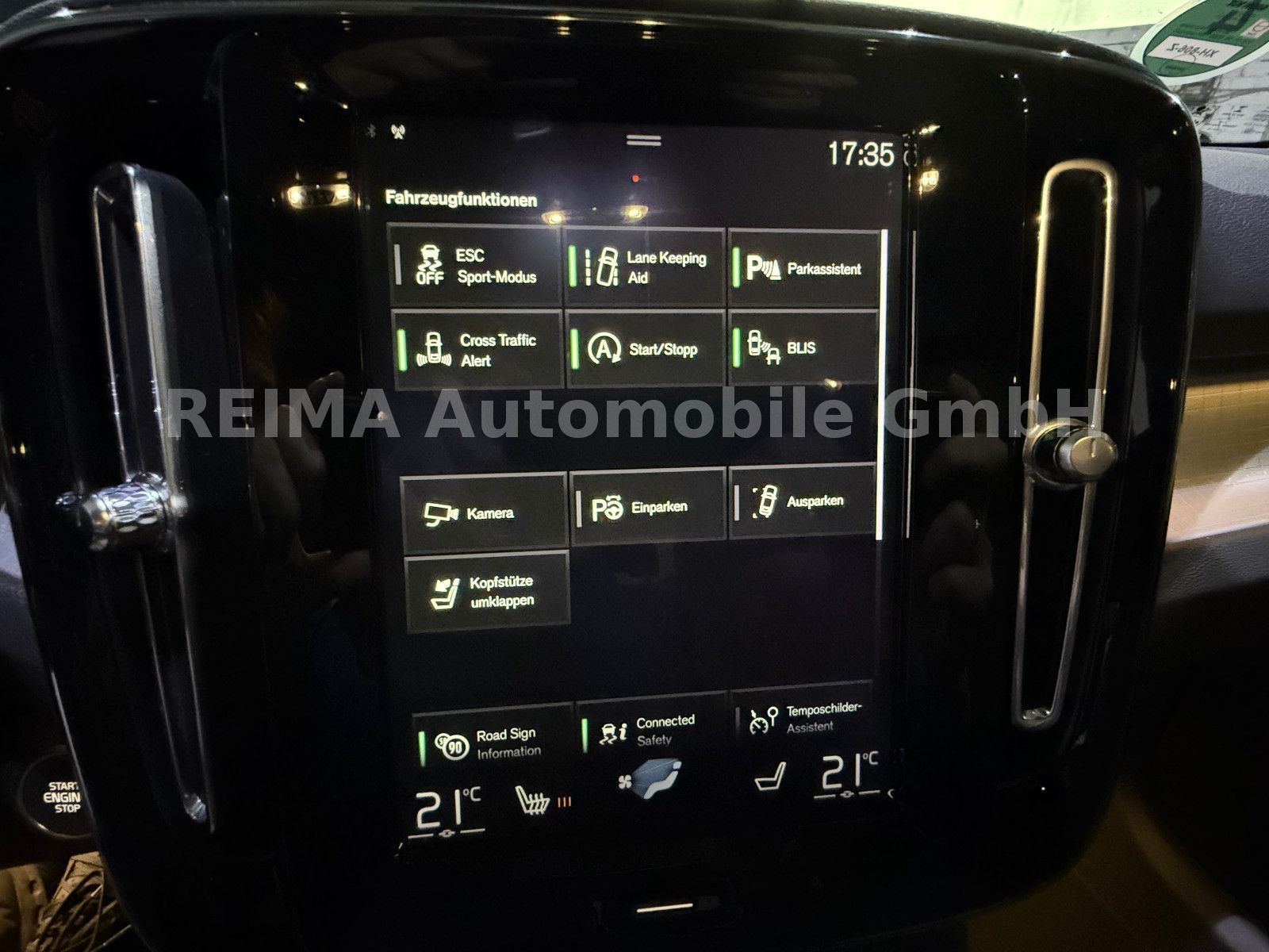 Fahrzeugabbildung Volvo XC 40 D4 Momentum AWD, Pano, LED, H&K