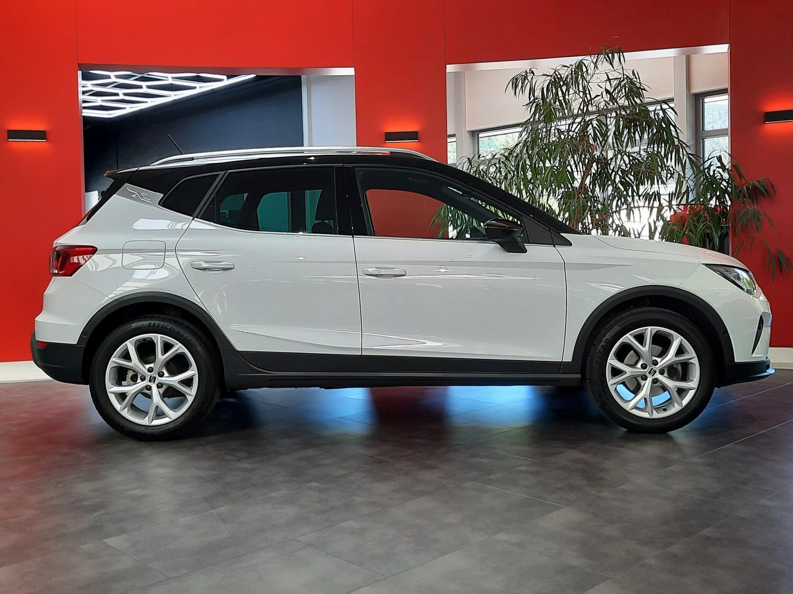 Fahrzeugabbildung SEAT Arona FR TSI DSG *AHK*Cam*PDC*LED*Sitzhg*ACC*APP
